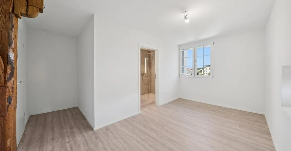 Appartement neuf de 200 m2 avec balcon- et deux places de parc extérieures