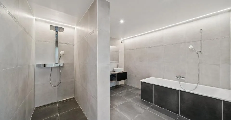 Appartement neuf de 200 m2 avec balcon- et deux places de parc extérieures