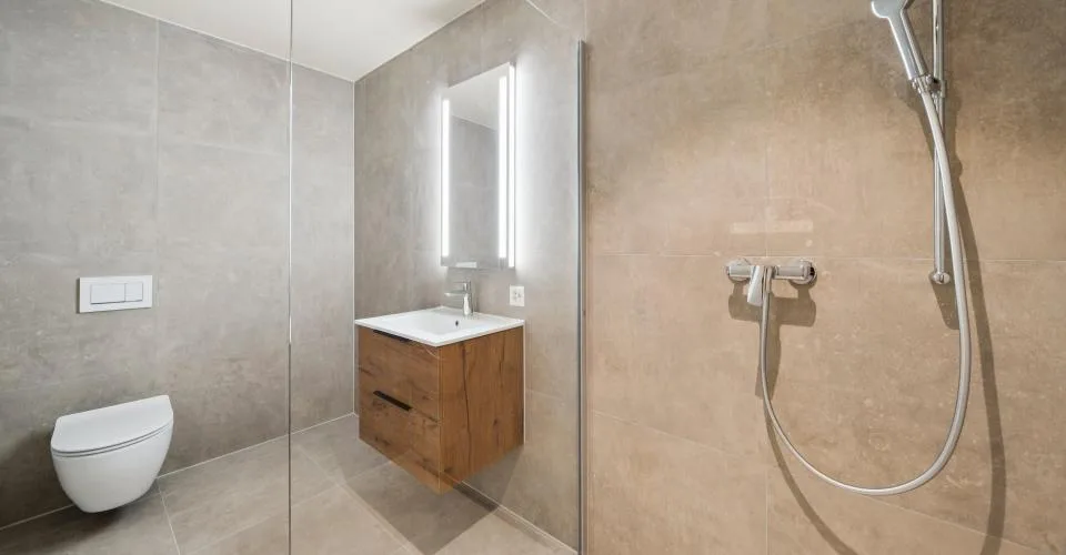 Appartement neuf de 200 m2 avec balcon- et deux places de parc extérieures