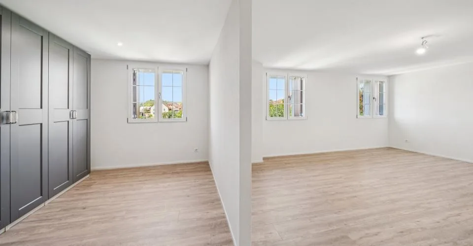 Appartement neuf de 200 m2 avec balcon- et deux places de parc extérieures