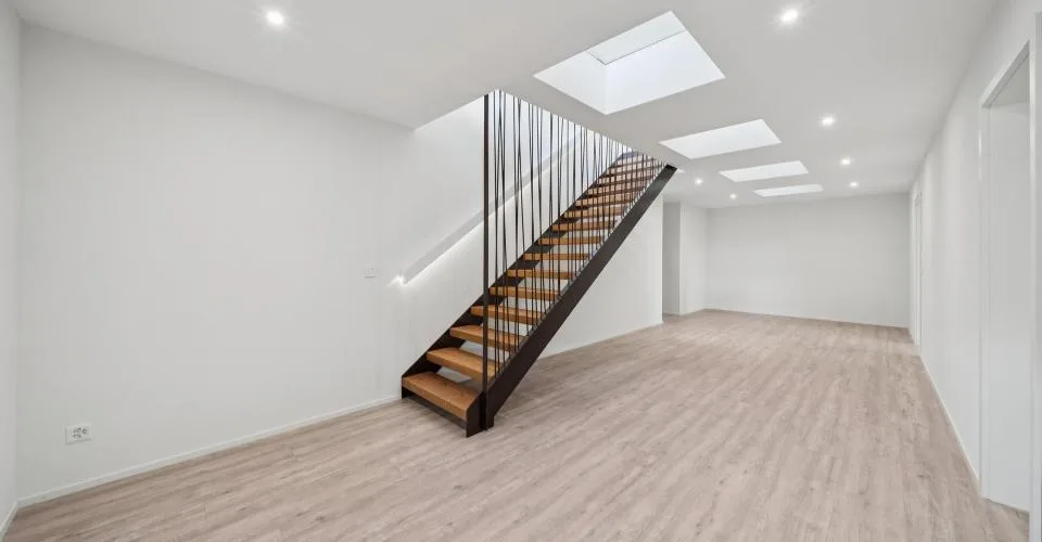 Appartement neuf de 200 m2 avec balcon- et deux places de parc extérieures
