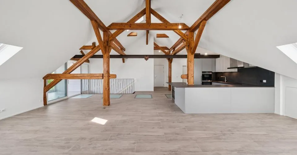 Appartement neuf de 200 m2 avec balcon- et deux places de parc extérieures