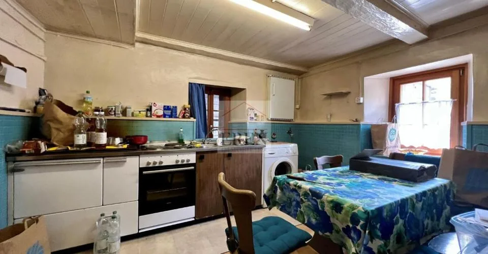 Maison de village multi-appartements à rénover + grange - raccard au coeur du village (Val d'Hérens)