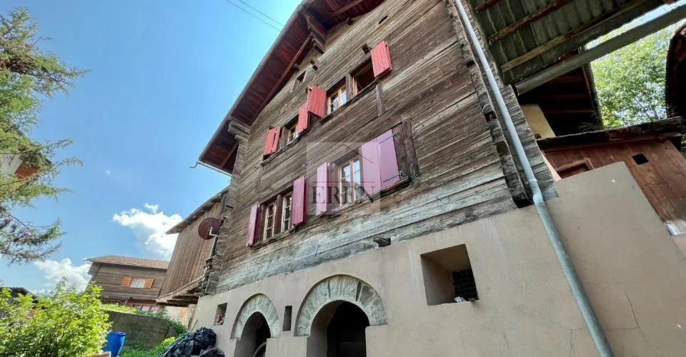 Maison de village multi-appartements à rénover + grange - raccard au coeur du village (Val d'Hérens)