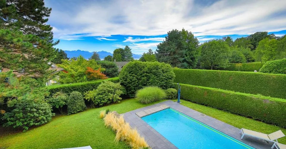 Propriété de prestige entourée de verdure à Lausanne