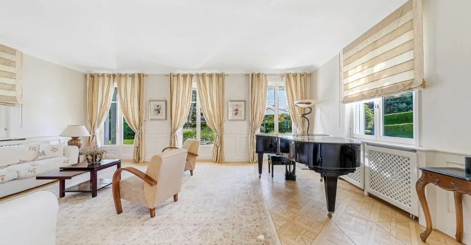 Propriété de prestige entourée de verdure à Lausanne