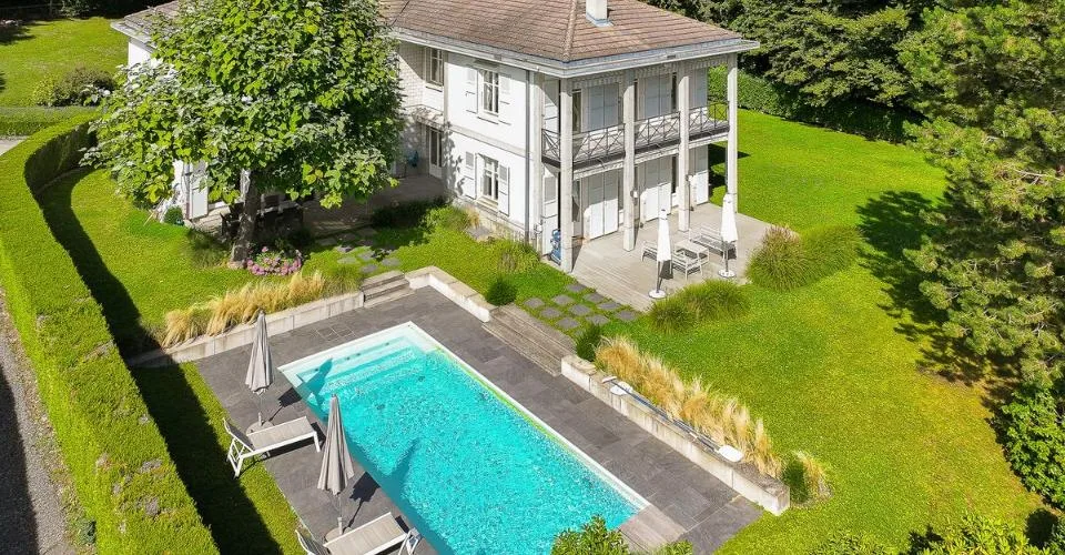 Propriété de prestige entourée de verdure à Lausanne