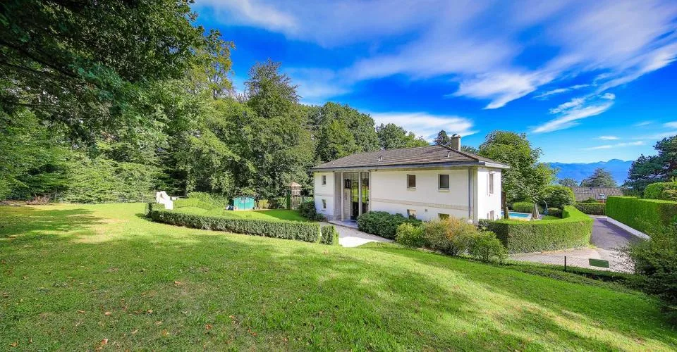 Propriété de prestige entourée de verdure à Lausanne