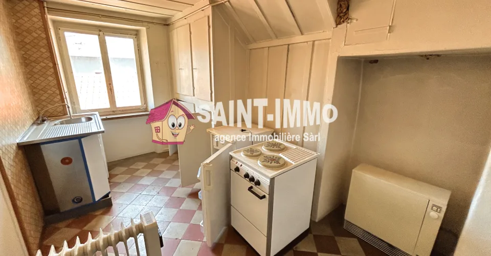 Immeuble locatif à réhabiliter de 4 appartements, un local, une parcelle constructible et un grand garage