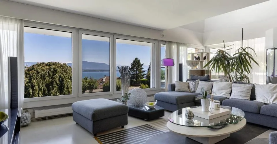 Belle villa avec piscine et vue panoramique sur le Léman et les Alpes – Foto 2 von 3
