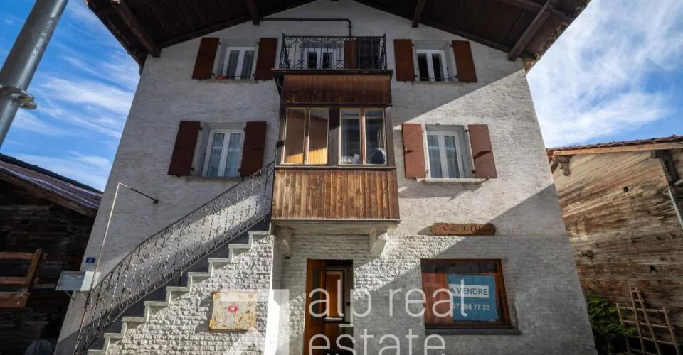 Charmant café et appartements villageois à rénover