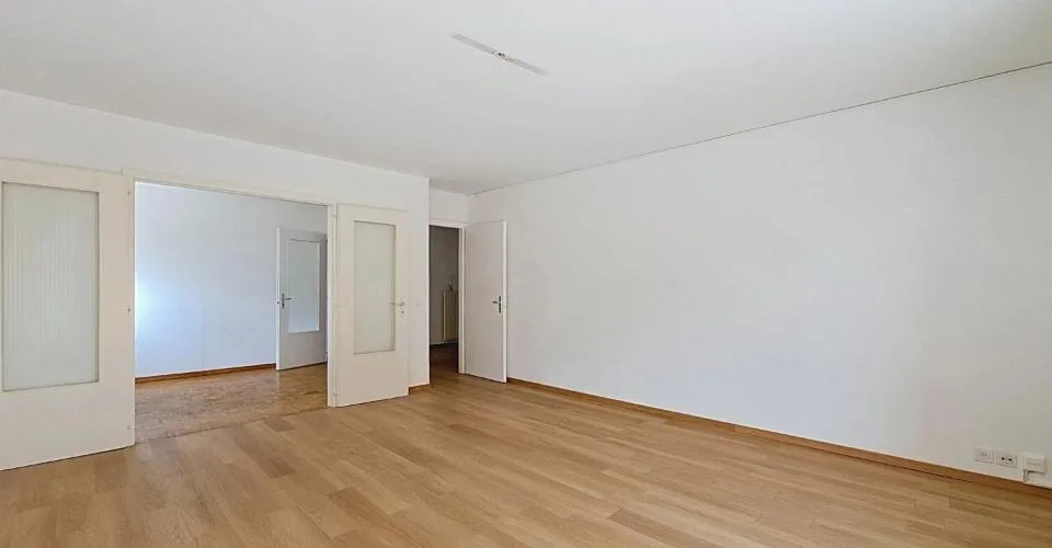 Vier-Zimmer-Wohnung zur Renovierung in der Nähe des Sees