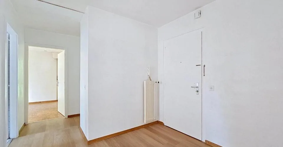 Vier-Zimmer-Wohnung zur Renovierung in der Nähe des Sees