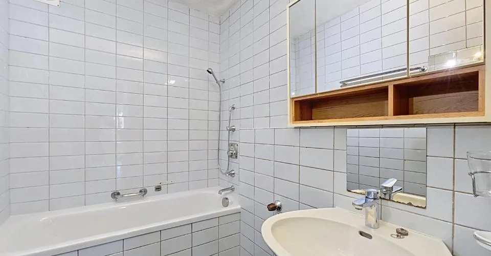 Vier-Zimmer-Wohnung zur Renovierung in der Nähe des Sees