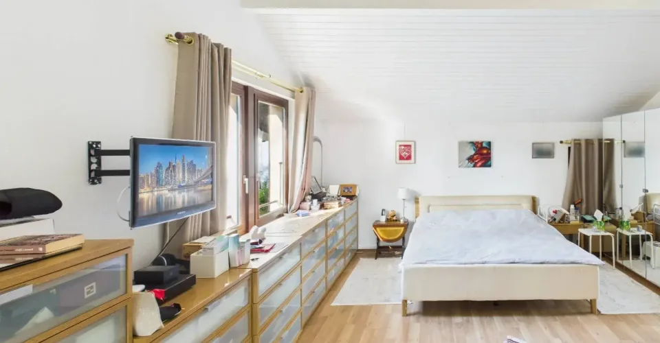 Maison familiale en demi-niveaux avec jardin arboré