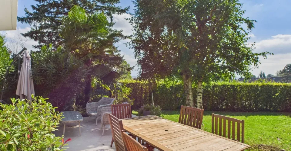 Maison familiale en demi-niveaux avec jardin arboré