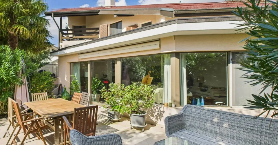Maison familiale en demi-niveaux avec jardin arboré