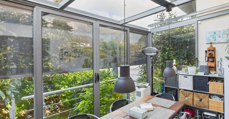 Maison familiale en demi-niveaux avec jardin arboré