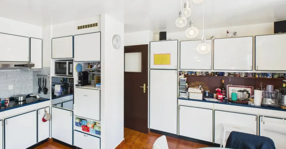 Maison familiale en demi-niveaux avec jardin arboré
