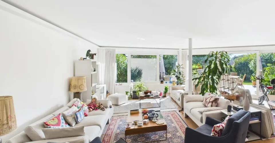 Maison familiale en demi-niveaux avec jardin arboré