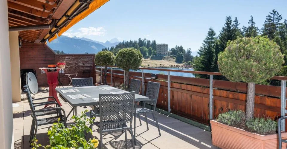 Attique en Duplex au centre de Crans. Accès direct en ascenseur.