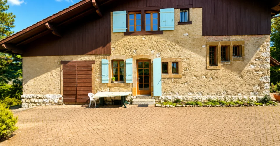 Maison individuelle de caractère - Vue dégagée sur le Salève, gros volume et fort potentiel d'aménagement.