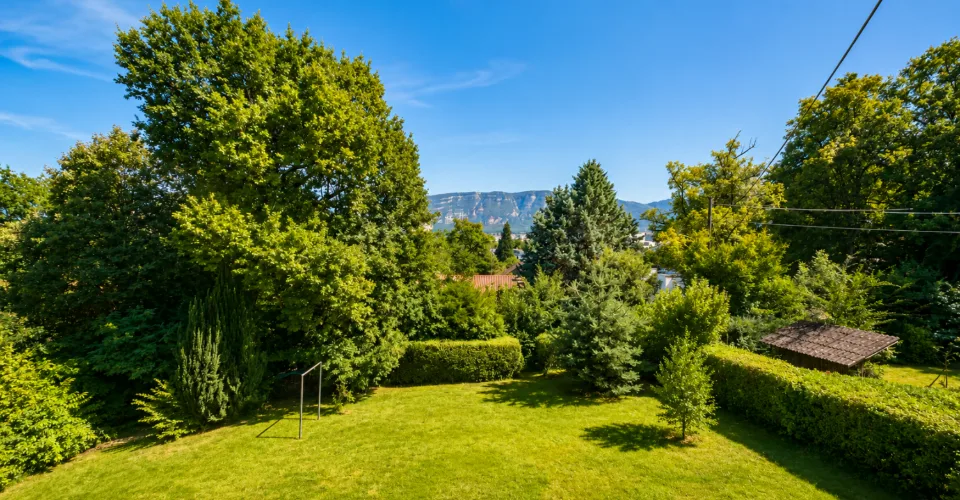 Maison individuelle de caractère - Vue dégagée sur le Salève, gros volume et fort potentiel d'aménagement.
