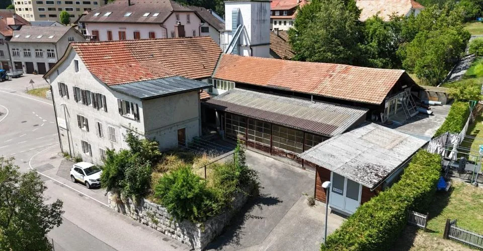À vendre à Reconvilier immeuble à rénover avec appartements + ateliers – Foto 3 von 13