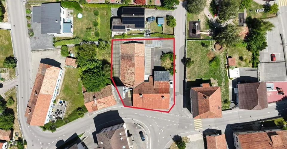 À vendre à Reconvilier immeuble à rénover avec appartements + ateliers – Foto 2 von 13