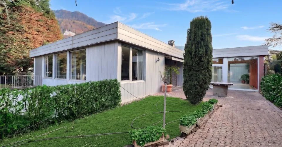 VILLA D'ARCHITECTE COMPOSEE DE 3 APPARTEMENTS AVEC UNE PISCINE ET UNE TRES BELLE VUE SUR LE LAC – Foto 7 von 13