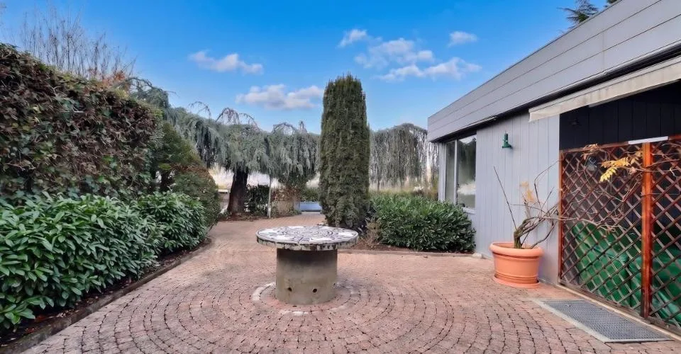 VILLA D'ARCHITECTE COMPOSEE DE 3 APPARTEMENTS AVEC UNE PISCINE ET UNE TRES BELLE VUE SUR LE LAC – Foto 8 von 13