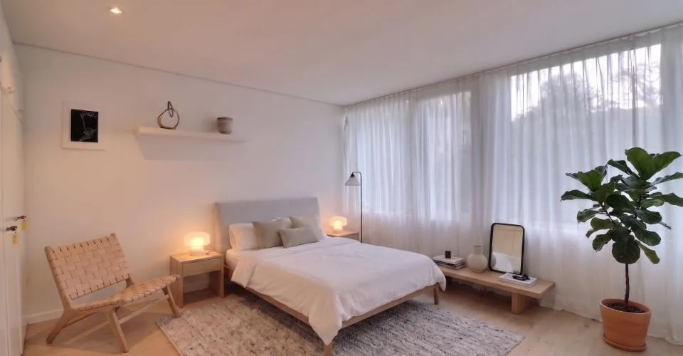VILLA D'ARCHITECTE COMPOSEE DE 3 APPARTEMENTS AVEC UNE PISCINE ET UNE TRES BELLE VUE SUR LE LAC – Foto 12 von 13