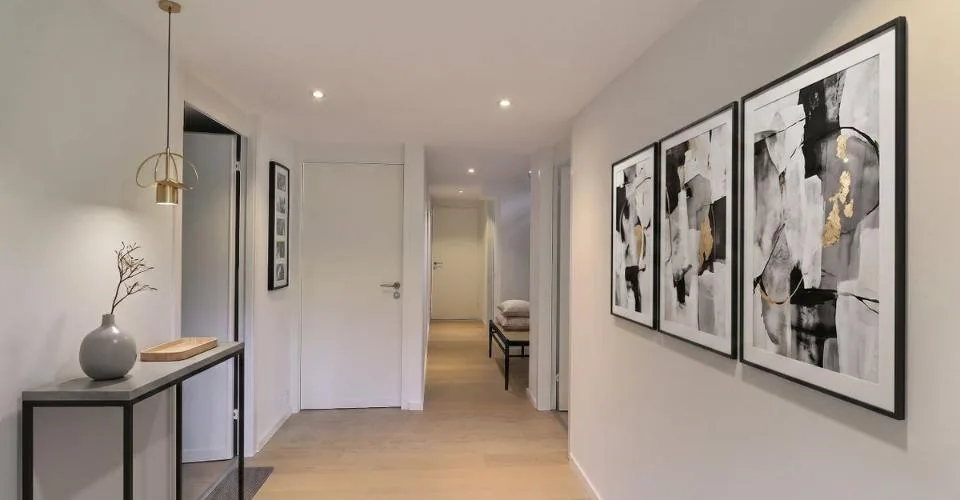 VILLA D'ARCHITECTE COMPOSEE DE 3 APPARTEMENTS AVEC UNE PISCINE ET UNE TRES BELLE VUE SUR LE LAC – Foto 11 von 13
