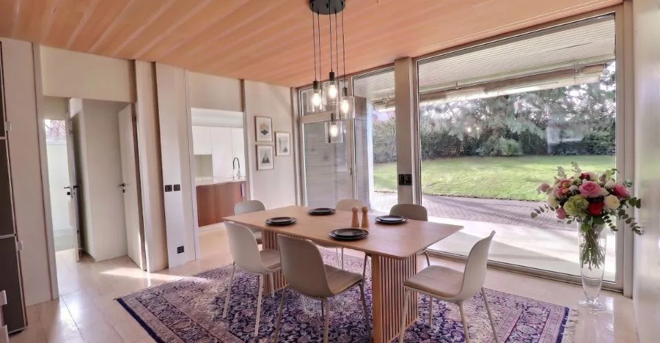 VILLA D'ARCHITECTE COMPOSEE DE 3 APPARTEMENTS AVEC UNE PISCINE ET UNE TRES BELLE VUE SUR LE LAC – Foto 4 von 13