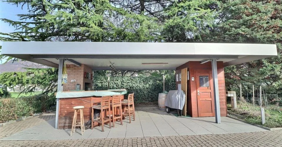 VILLA D'ARCHITECTE COMPOSEE DE 3 APPARTEMENTS AVEC UNE PISCINE ET UNE TRES BELLE VUE SUR LE LAC – Foto 10 von 13