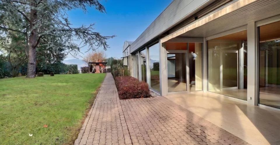 VILLA D'ARCHITECTE COMPOSEE DE 3 APPARTEMENTS AVEC UNE PISCINE ET UNE TRES BELLE VUE SUR LE LAC – Foto 9 von 13