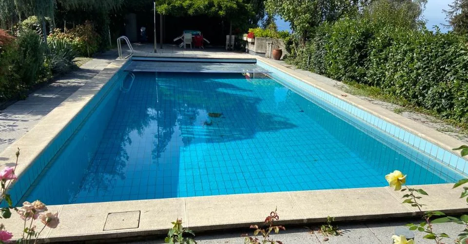 VILLA D'ARCHITECTE COMPOSEE DE 3 APPARTEMENTS AVEC UNE PISCINE ET UNE TRES BELLE VUE SUR LE LAC – Foto 6 von 13