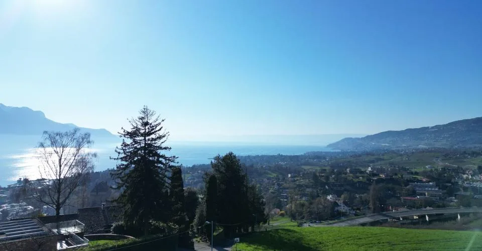 VILLA D'ARCHITECTE COMPOSEE DE 3 APPARTEMENTS AVEC UNE PISCINE ET UNE TRES BELLE VUE SUR LE LAC – Foto 5 von 13