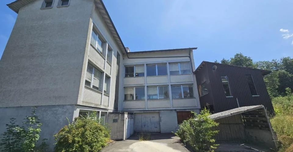 À vendre à Reconvilier immeuble artisanal de 1'045 m² à rénover