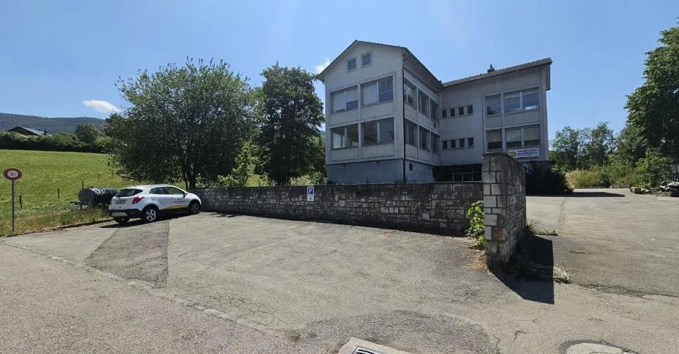 À vendre à Reconvilier immeuble artisanal de 1'045 m² à rénover