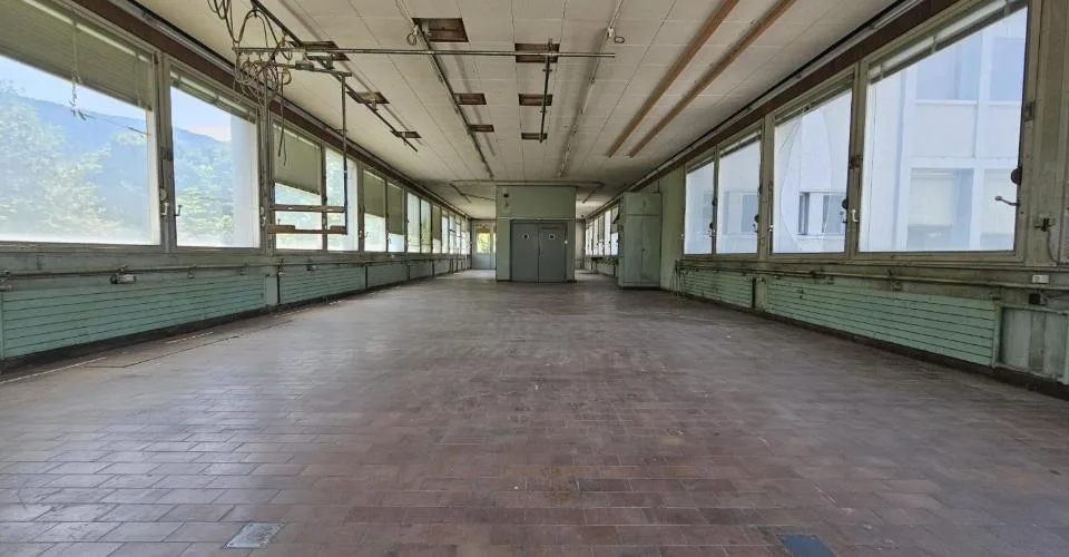 À vendre à Reconvilier immeuble artisanal de 1'045 m² à rénover