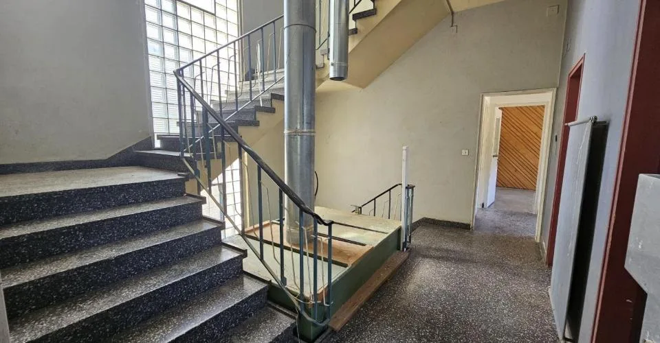 À vendre à Reconvilier immeuble artisanal de 1'045 m² à rénover