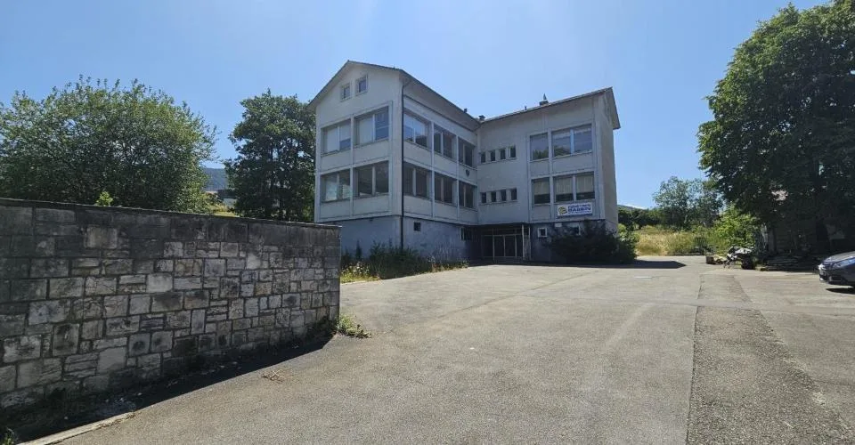 À vendre à Reconvilier immeuble artisanal de 1'045 m² à rénover