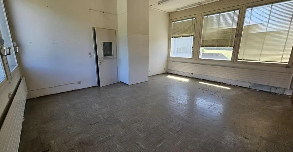 À vendre à Reconvilier immeuble artisanal de 1'045 m² à rénover