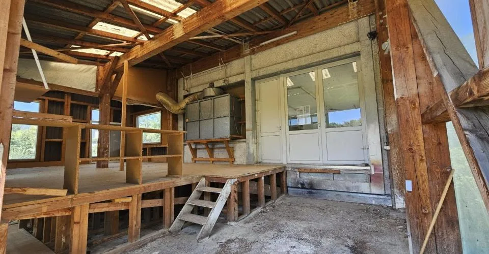 À vendre à Reconvilier immeuble artisanal de 1'045 m² à rénover