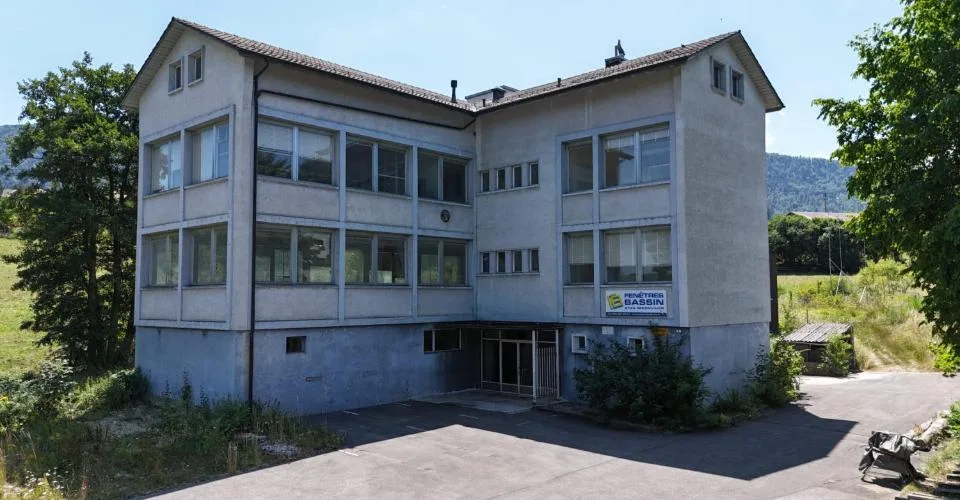 À vendre à Reconvilier immeuble artisanal de 1'045 m² à rénover
