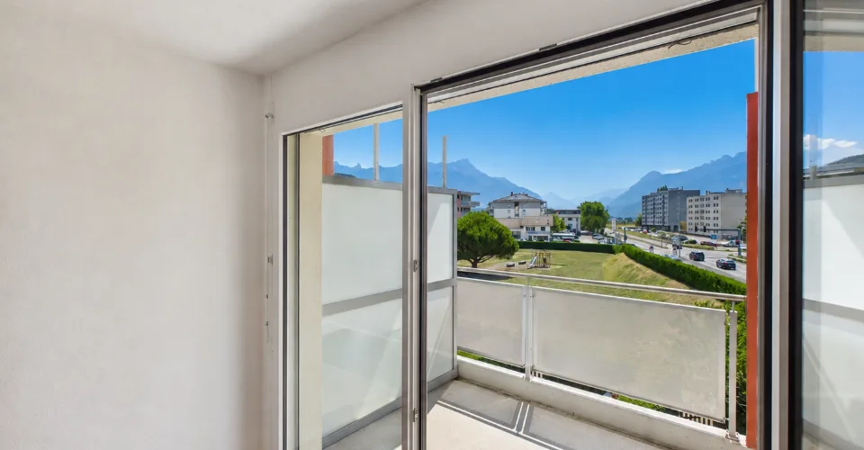 Duplex de 136 m² avec terrasse et vue sur les Dents du Midi, au cœur d’Aigle – Foto 3 von 13