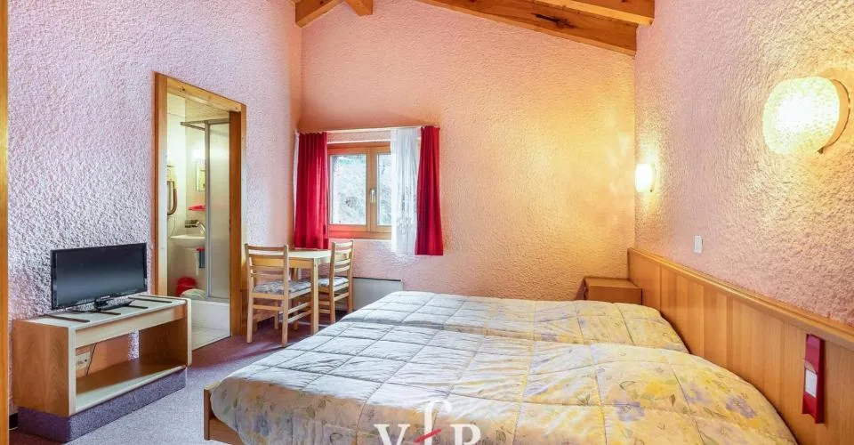 HOTEL FAMILIAL A VENDRE SUR LA ROUTE DU GRAND-ST-BERNARD