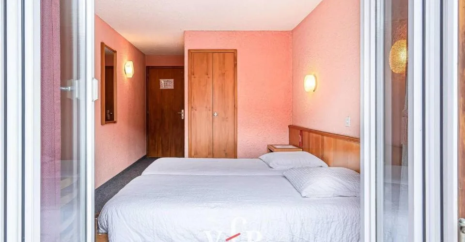 HOTEL FAMILIAL A VENDRE SUR LA ROUTE DU GRAND-ST-BERNARD