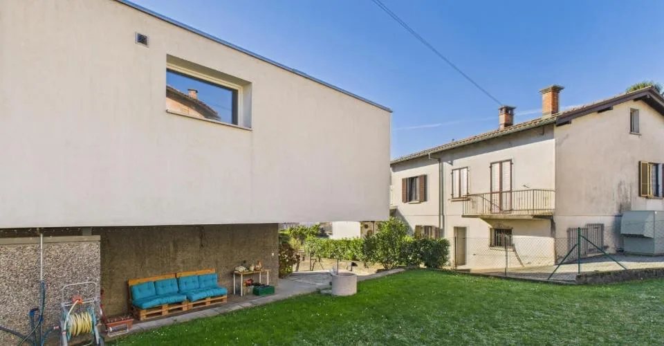 Villa elegante di 6.5 locali con locale commerciale annesso a Mendrisio, Canton Ticino.